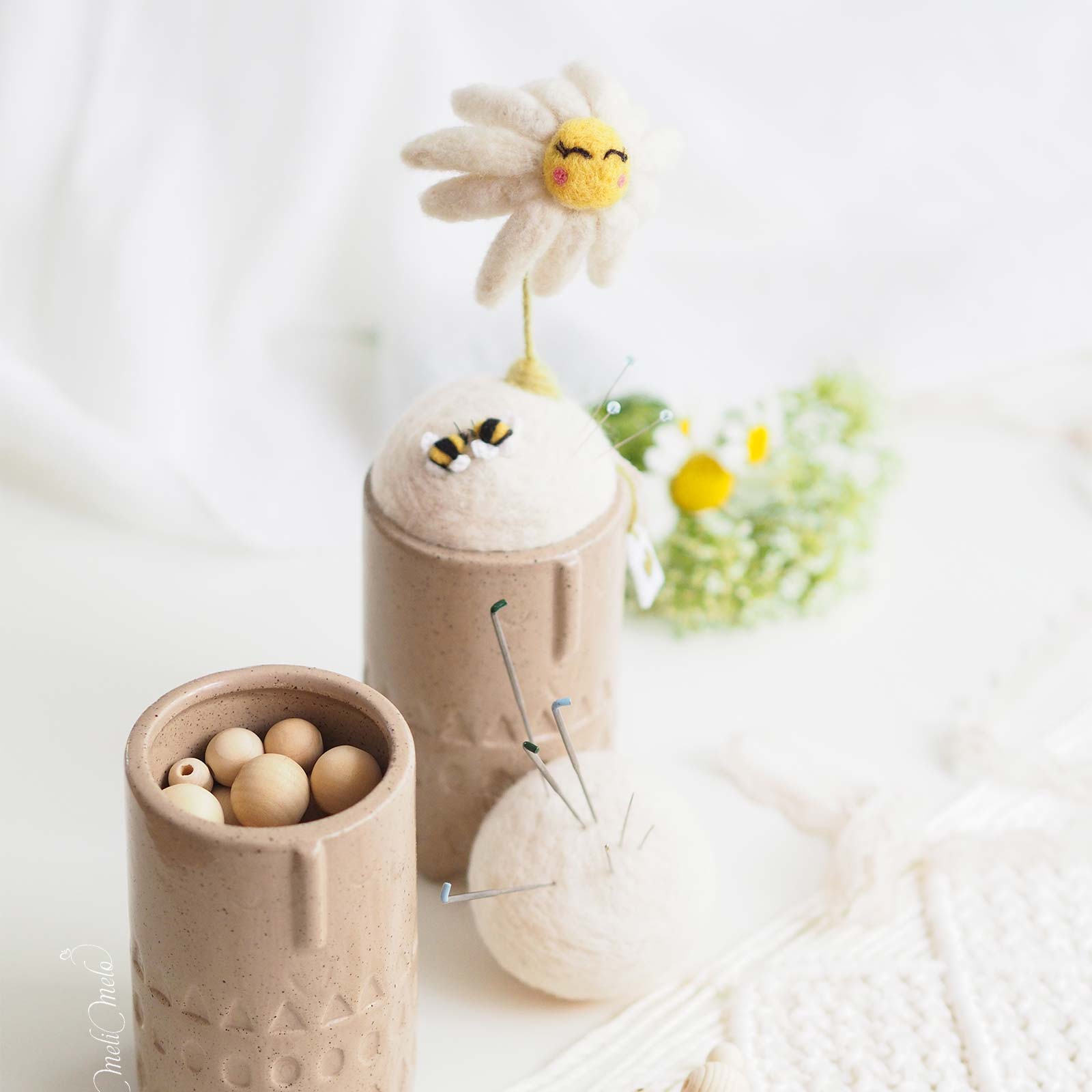 Vase, pot et pique-aiguilles Bourdons & Marguerite