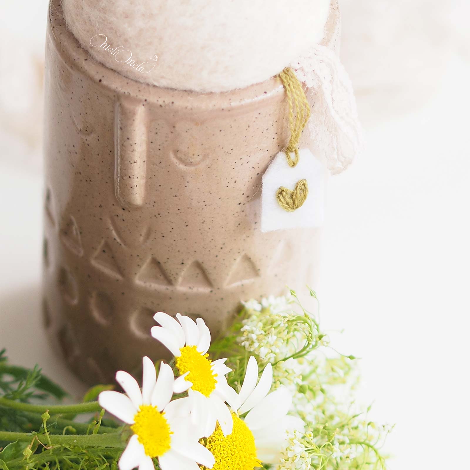 Vase, pot et pique-aiguilles Bourdons & Marguerite – Image 6