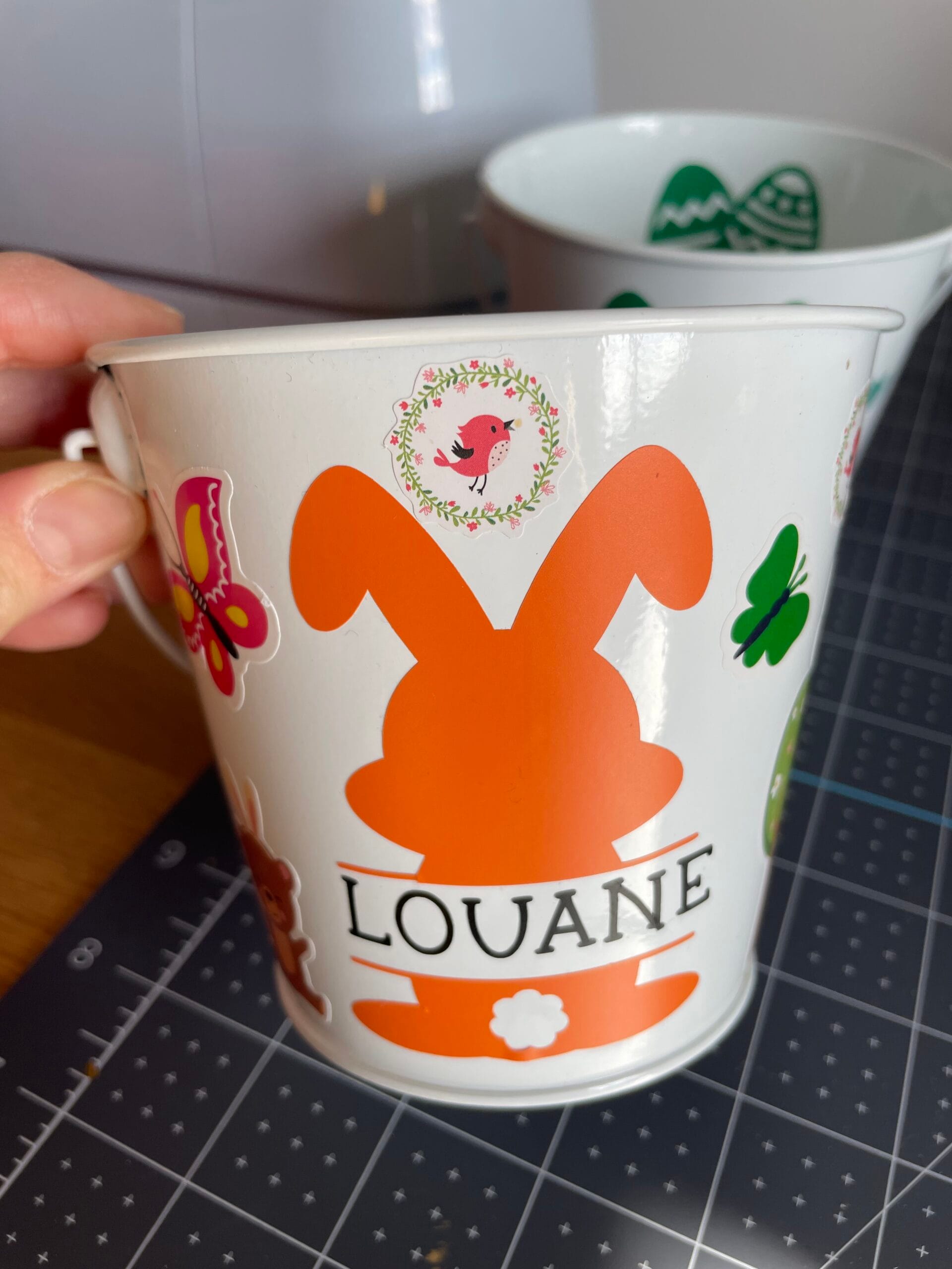 Panier de pâques personnalisé – Sceau en métal avec prénom et lapin coloré – Image 3