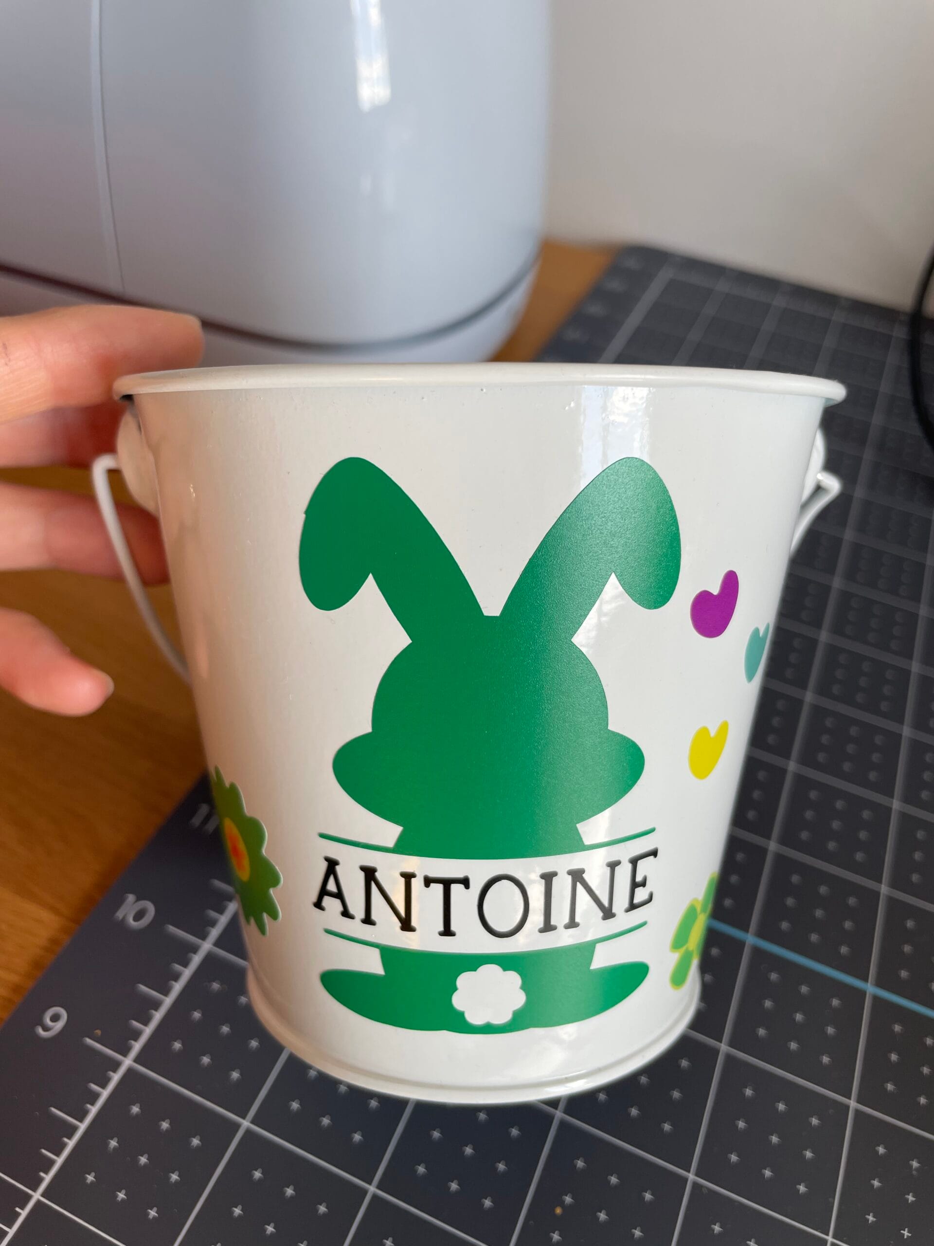 Panier de pâques personnalisé – Sceau en métal avec prénom et lapin coloré – Image 4