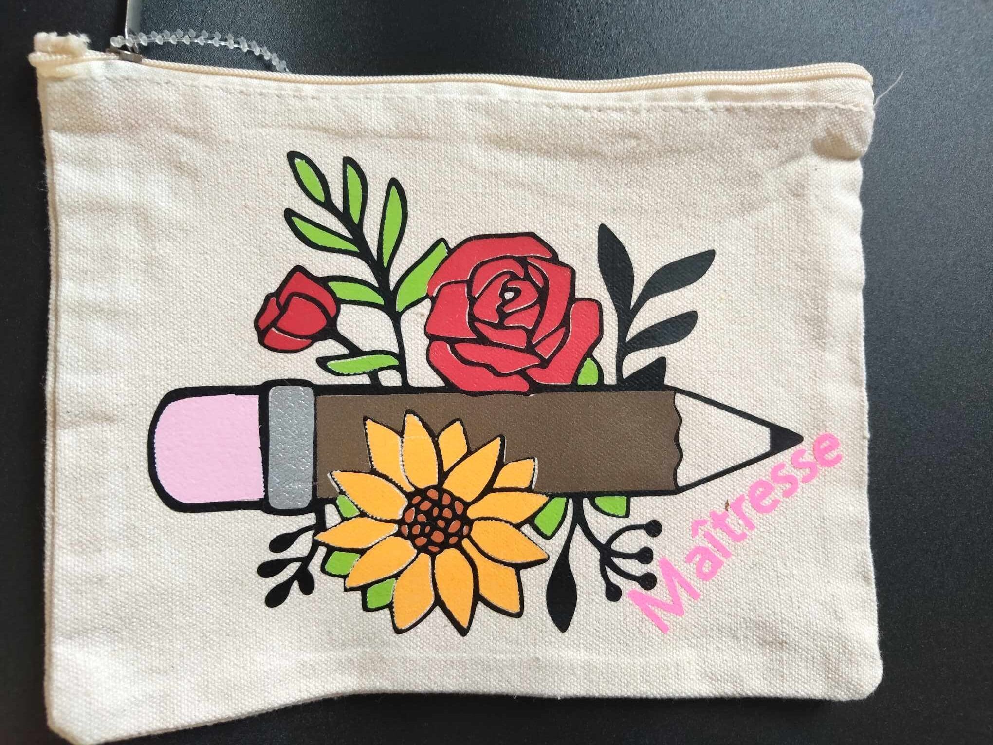 Trousse Maîtresse avec Fleurs Floquées et Crayon – Trousse Scolaire Fait Main, Cadeau Pratique et Original – Image 2